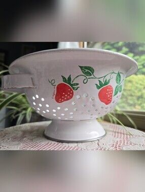​🍓 Vintage 1983 Teleflora Strawberry Enamelware Colander 🍓